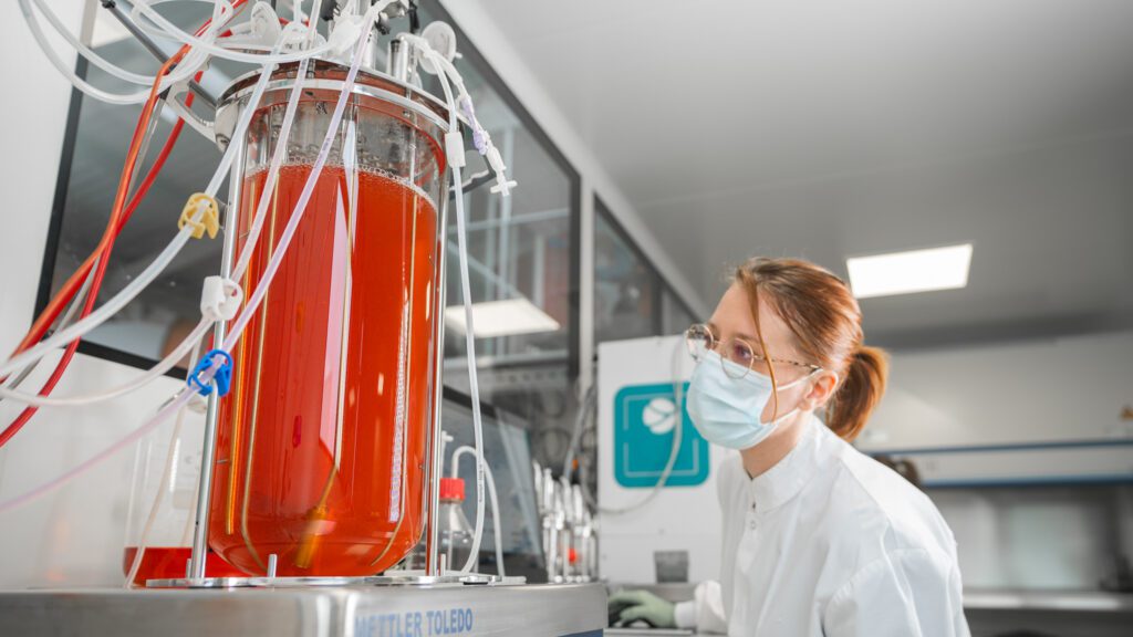 Human iPS cells amplified 270-fold in a 10 L bioreactor with C-Stem™.